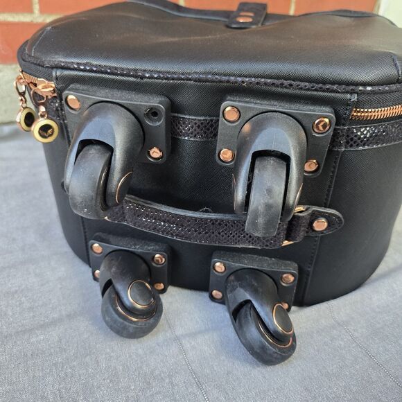 Chic Black Round Travel Bag - Picture 7 of 15